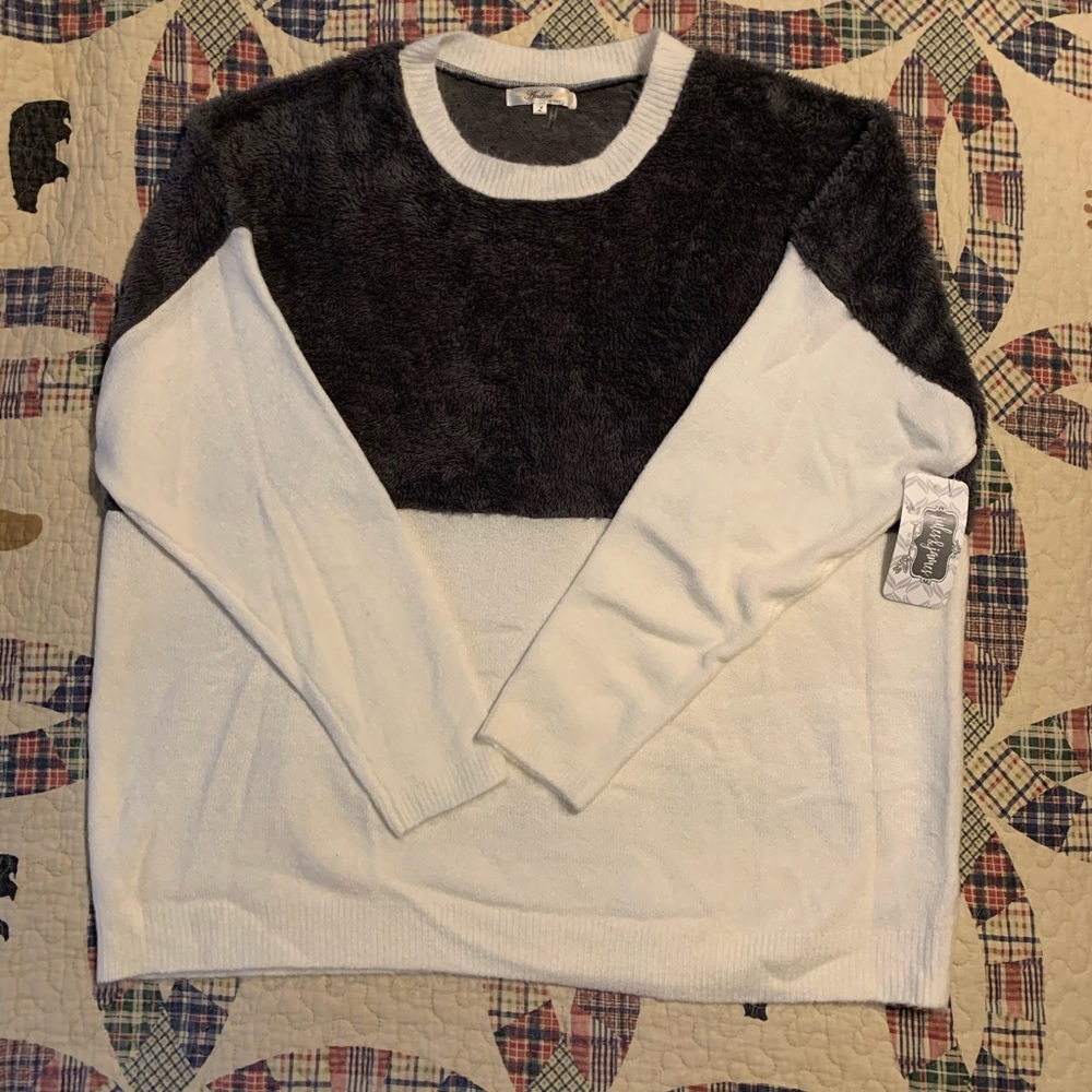 NWT - Andree’ Pullover sweater